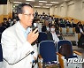 뇌혈관 학술대회에서 질문하는 허춘웅 병원장