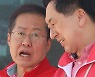 김기현 공동선대위원장과 얘기하는 홍준표