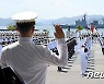 임관 선서하는 신임 해군·해병대 장교