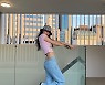 설현, 한뼘 크롭티도 자신있게!..놀라운 납작배+잘록허리