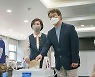 [포토] 사전투표하는 변성완 부산시장 후보