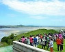 [한 컷] 코로나 제한 풀리니 안보관광도 활발