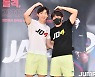 [JB포토] 이재도 '창원에서 올라온 남성 팬과 하트'