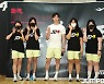 [JB포토] 이재도 '팬미팅에 참여한 팬들과 기념촬영3'