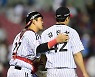 유강남 '김진성, 마무리 잘 했어' [MK포토]