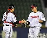 유강남 '빅보이, 수고했어' [MK포토]