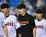 이민호 '5승 투수의 하이파이브' [MK포토]