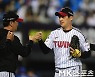 오지환 '류지현 감독과 승리 하이파이브' [MK포토]