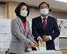 부산교육감 후보 2명, 사전투표 후 유세 이어가