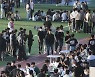 축제 즐기는 대학생들