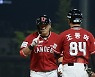 세리모니 하는 최주환