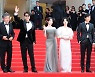 '브로커' 상영 중 눈물 글썽인 아이유