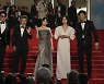 [엑's in 칸:브로커] "유머+감동"..'12분 박수' 받은 고레에다 첫 韓영화 [종합]