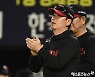 류지현 감독 '선수들 향해 박수'[포토]