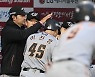 24실점 충격은 뒤로, 한화 수베로 감독 "시리즈 시작 승리로 열어 기뻐"
