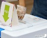 [속보] 사전투표 둘째날 오전7시 10.66%..직전 지선 대비 1.53%↑