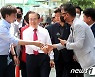 투표소 향하며 시민들과 인사하는 이준석 대표