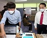선관위 직원들과 인사하는 이준석 대표