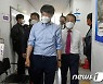 사전투표소 들어서는 이준석·윤형선