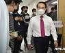 사전투표소 나서는 윤형선