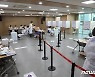 "달랑 2명만 왔네요"..확산세 주춤에 확진자 사전투표소 '썰렁'