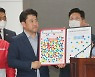 제주 간 이준석, 민주 '김포공항 이전'에 "제주 절단 낼 무지막지한 공약"