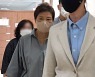 朴 전 대통령, '회색 옷' 입고 대구 사저 인근에서 사전투표