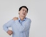 어깨 꽉 뭉쳤다면.. '이것' 하세요