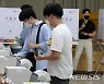 '사전투표 종료 앞두고 투표소 찾은 유권자들'