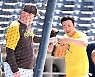 맷 윌리엄스 코치와 주먹 하이파이브 나누는 김하성, '펑고 감사합니다' [사진]