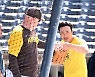 김하성, '펑고 쳐준 맷 윌리엄스 코치에게 감사 인사' [사진]