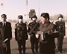 소총 직접 든 김정은..'코로나 확산' 열병식 리허설 진두지휘 영상 공개