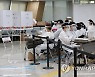 코로나19 확진·격리자 사전투표 위해 방호복 착용