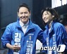 아내와 함께 총력 유세하는 김한규 후보