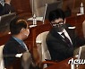 한동훈·권영세 '본회의 대화'