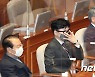 안경 고쳐쓰는 한동훈 장관