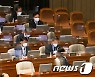 법안 통과 지켜보는 국무위원들