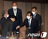 국무위원들과 인사나누는 박병석 의장