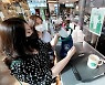 성동구, 전 직원에 다회용컵 휴대 위한 에코백 지급[서울25]