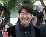 송강호, 남우주연상 수상..'브로커', 에큐메니컬상과 더불어 겹경사