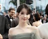 '칸의 여신' 아이유, 한국 디자이너 드레스 입고 절정의 미모(ft. 1억 목걸이)[종합]