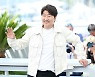 [엑's in 칸] '브로커' 송강호, 韓배우 최초 칸 영화제 남우주연상 "영광스러워"