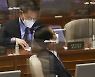 본회의장 전광판 바라보는 한덕수 총리