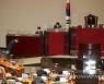 박병석 국회의장에게 인사하는 한덕수 총리