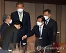 국무위원들과 인사 나누는 박병석 국회의장