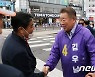 '제주시 을' 지지자와 인사하는 김우남