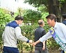 두산공작기계 노동자들과 인사하는 여영국