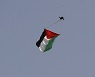 팔레스타인 거주지 휘저은 이스라엘 국기.."영유권" 유혈 충돌 부추긴 정부
