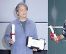 칸의 주역 박찬욱·송강호, 트로피 들고 '금의환향'