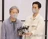 취재진 질문에 답하는 박찬욱 감독